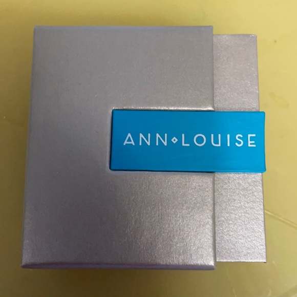 *real 0.10 ct. diamond stud earrings * never worn - Picture 6 of 6